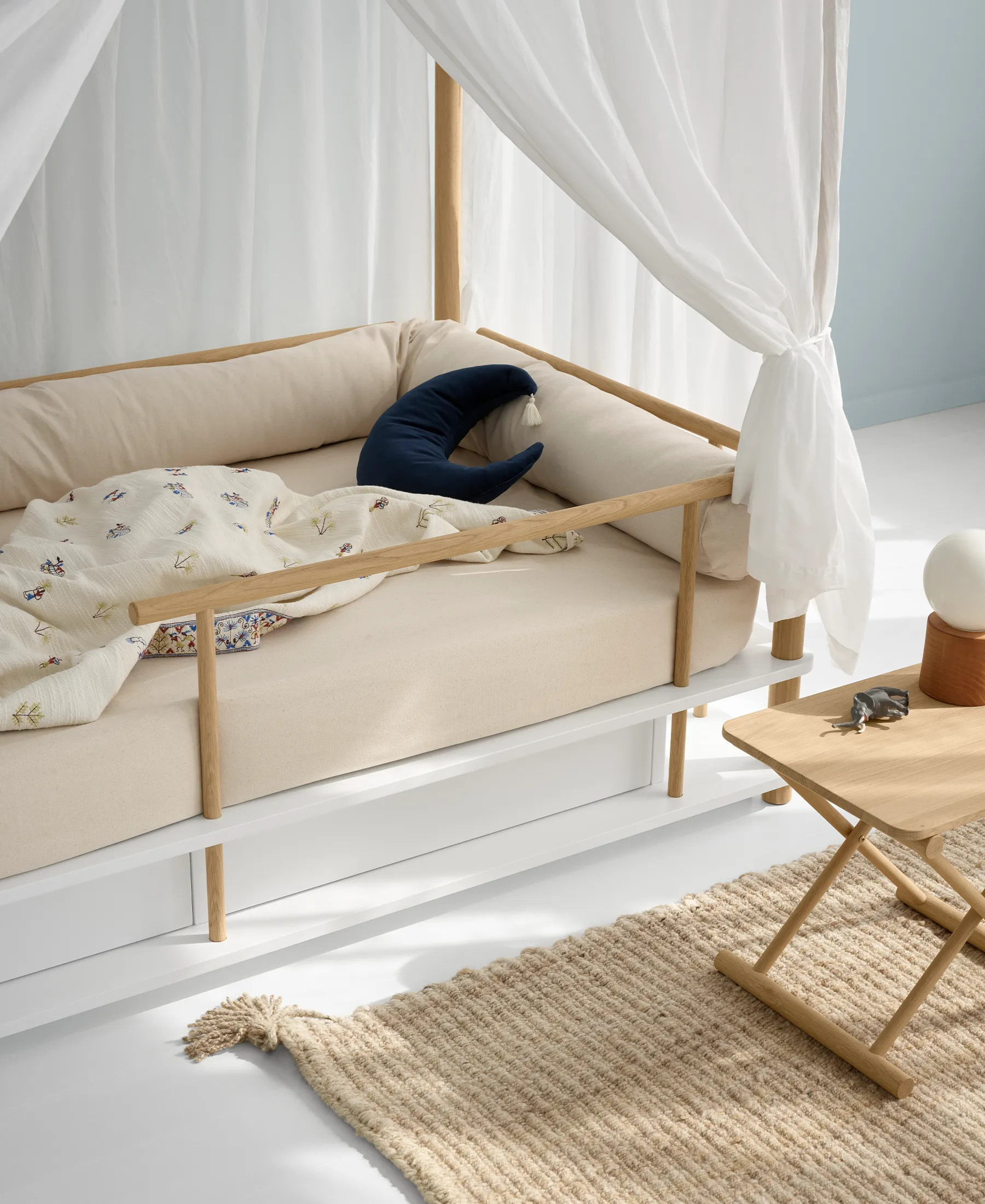 Camp canopy bed, white/oak