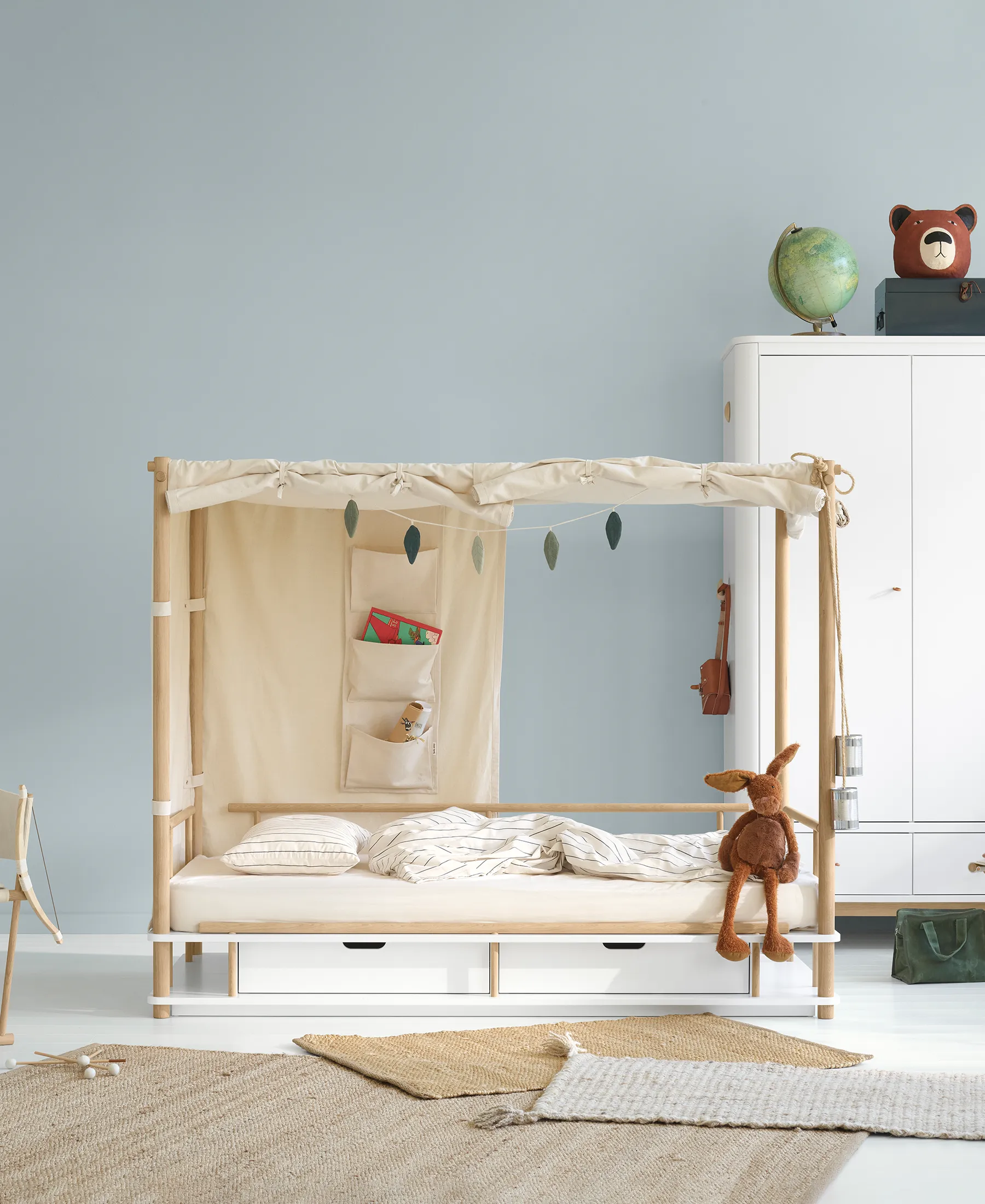 Camp canopy bed, white/oak